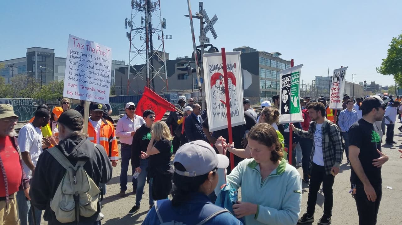 Los organizadores de la manifestación dicen que, con tanta construcción en Oakland, a los trabajadores se les están pagando salarios por debajo del promedio, algo que los obliga a dejar sus hogares ante los altos costos de vida. Buscan además que los desarrolladores inmobiliarios contraten a personas que ya viven en Oakland y el condado de Alameda.
<br>