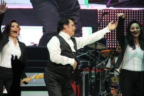 El Divo de Juárez, Juan Gabriel, hizo retumbar Phoenix con su música, su voz y sus bailes, enloqueciendo a miles de fans que llenaron el US Airways Center. Con un "¡Viva México!", Juanga arrancó su gira de conciertos del tour "Volver" ante un auditorio repleto que respondió con la misma pasión. Este ícono mexicano deleitó al público con sus grandes éxitos como "Querida", "El Noa Noa", "Inocente pobre amigo," y "Amor Eterno" entre muchos otros. El cantante se entregó por entero a sus seguidores, quienes cantaron, bailaron, lloraron y hasta aprovecharon para tomarse una selfie en un espectáculo que fue divertido y emotivo a la vez.