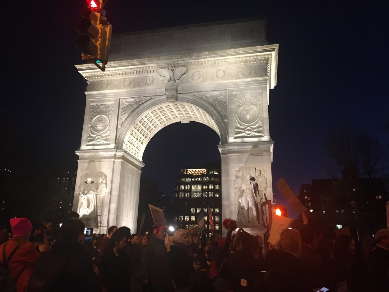 Antes de partir en una marcha por las calles y hacer paradas en lugares como la corte de inmigración en Manhattan, las mujeres entonaron el coro de "I Will Survive", una de esas canciones que se ha vuelto himno de las causas de las mujeres.