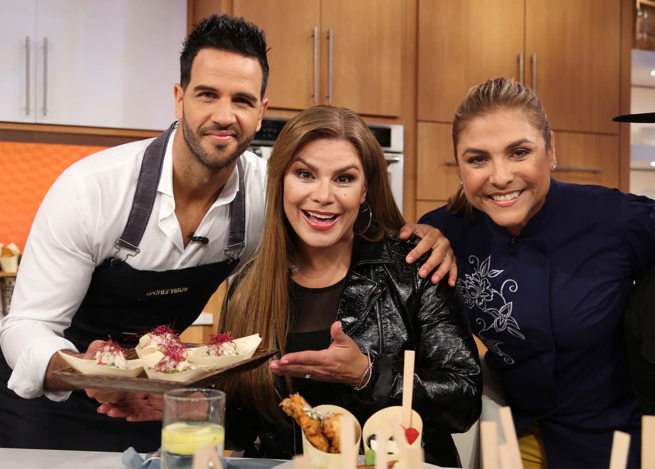 El Chef Yisus y la Chef Lorena García sorprendieron a la cantante con unas deliciosas arepas de cilantro.