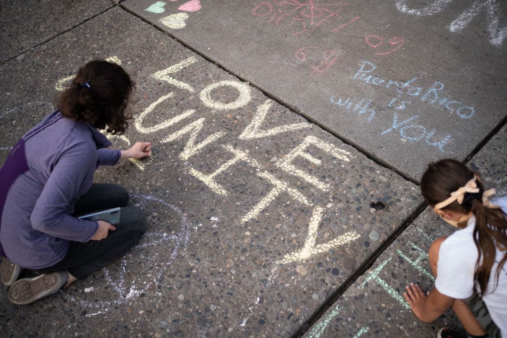 El gobernador Inslee contestó a Trump en Twitter:
<b>"Un hombre que es totalmente incapaz de gobernar debe mantenerse fuera de los asuntos del estado de Washington. Deje de tuitear”.</b>