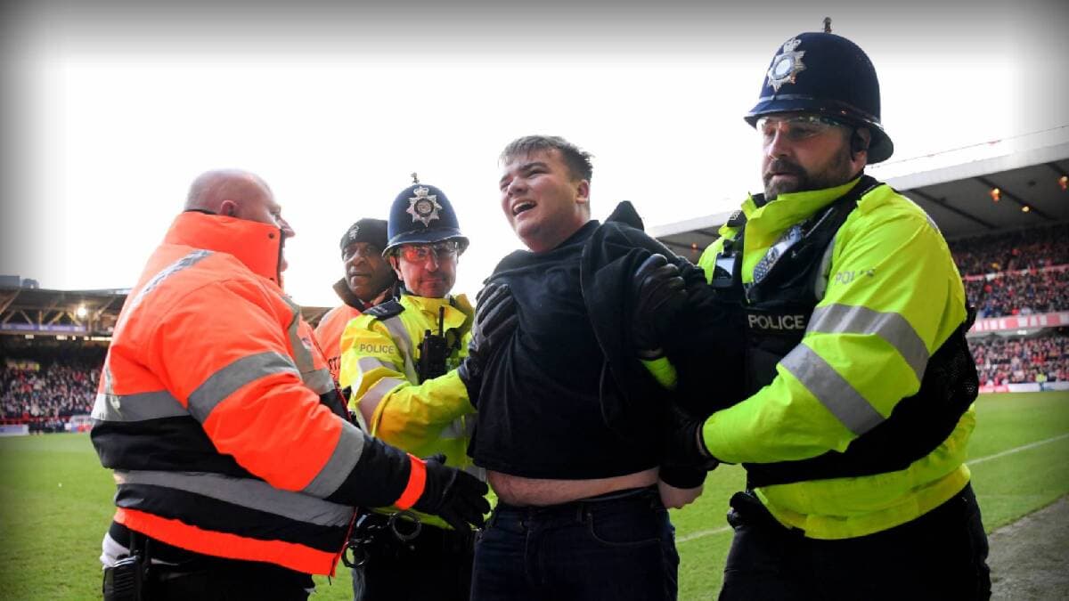 Fan bajó al campo y atacó a futbolistas del Nottingham en pleno juego