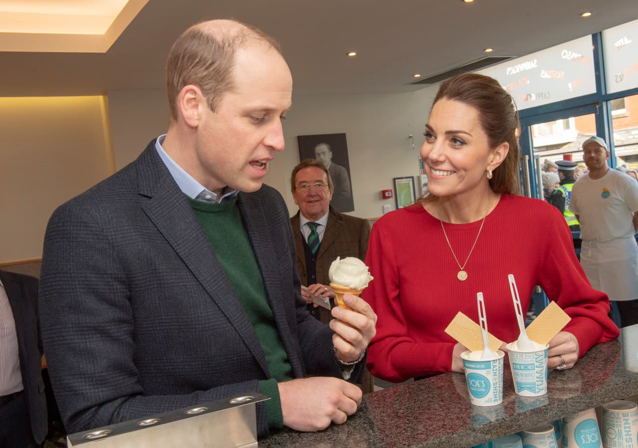 En una parada que hicieron en una tradicional heladería, la duquesa de Cambridge se topó con unos viejos conocidos. 
<br>