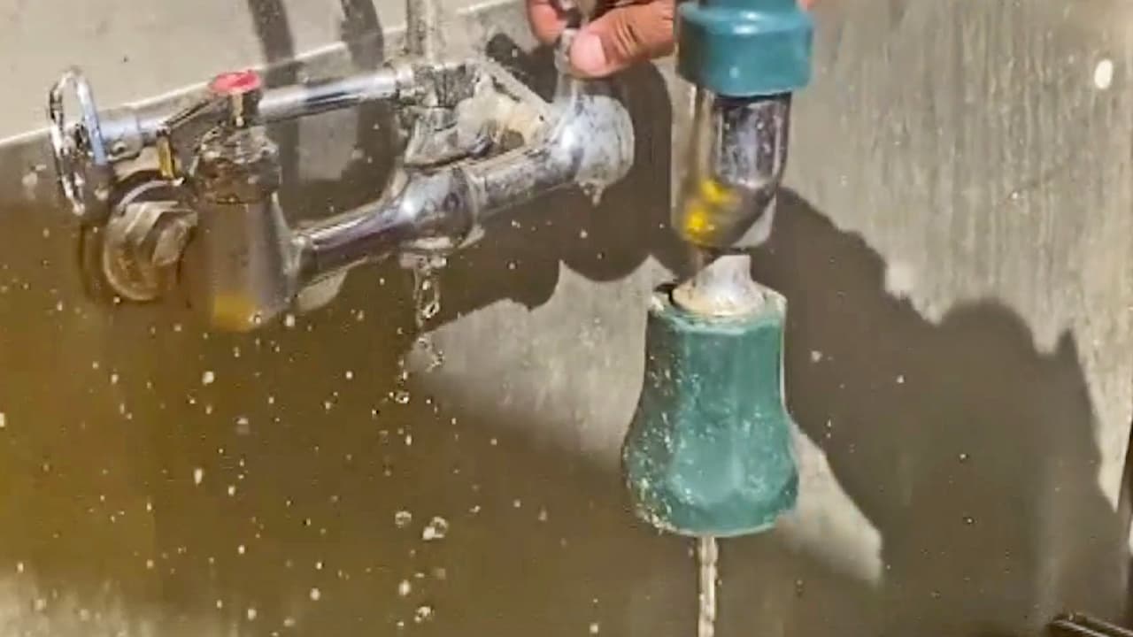 Una de las primeras recomendaciones del plomero es que dejes la llave abierta para que corra el agua. Aunque esto suponga un pago del servicio un poco más alto, al final será un ahorro en comparación a lo que podrá costar el trabajo de un plomero.
<br>