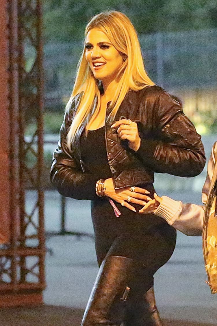 Khloé lucía de lo más sexy en un jumpsuit negro.