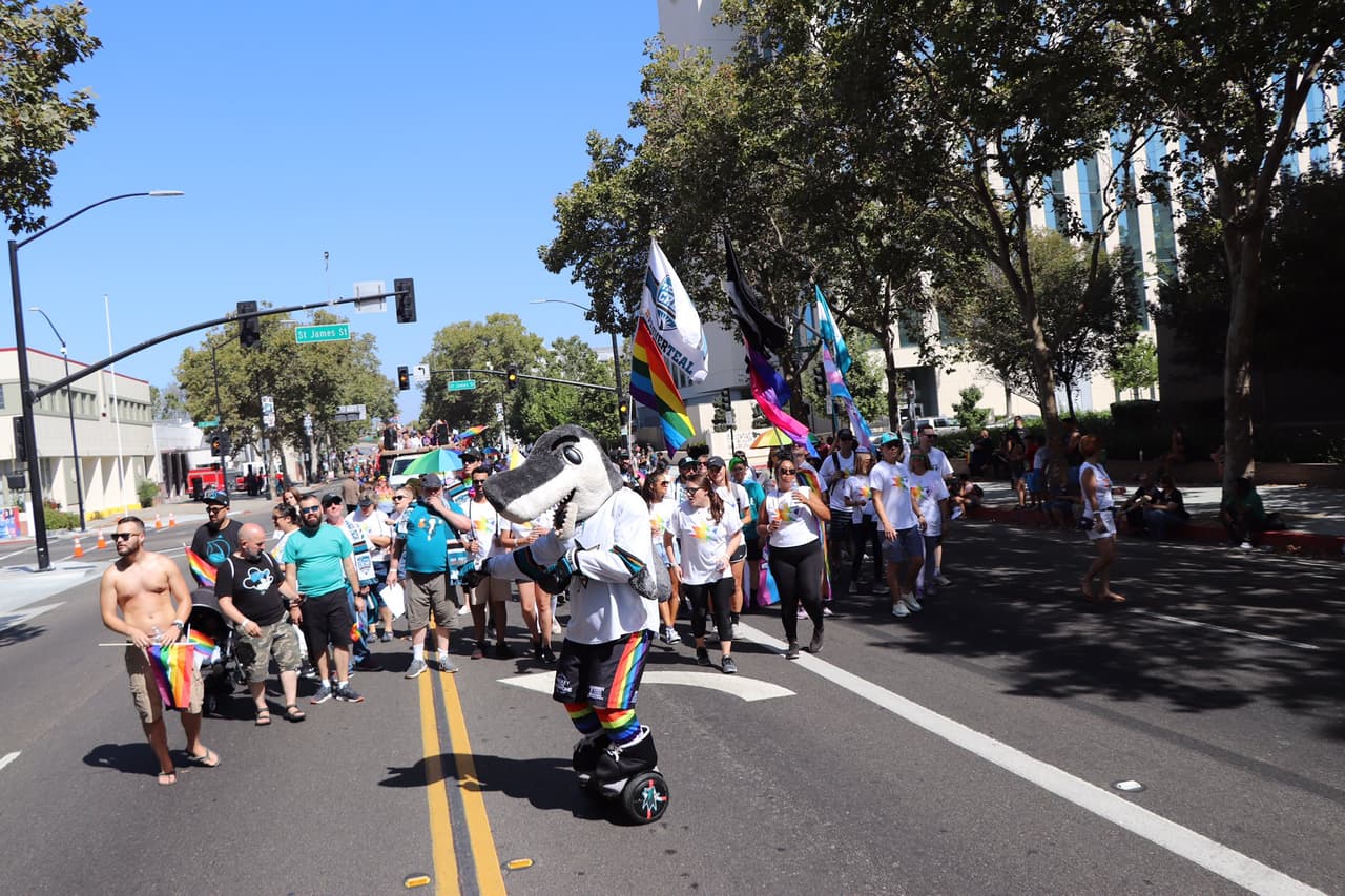 La bandera del orgullo ondeó durante todo el fin de semana y el desfile se llevó a cabo este domingo por la mañana.
<br>