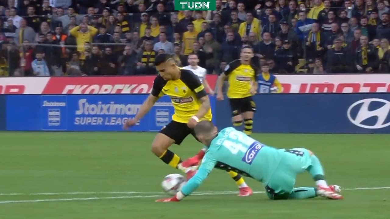 Orbelín Pineda provoca penal en trágica remontada al AEK Atenas