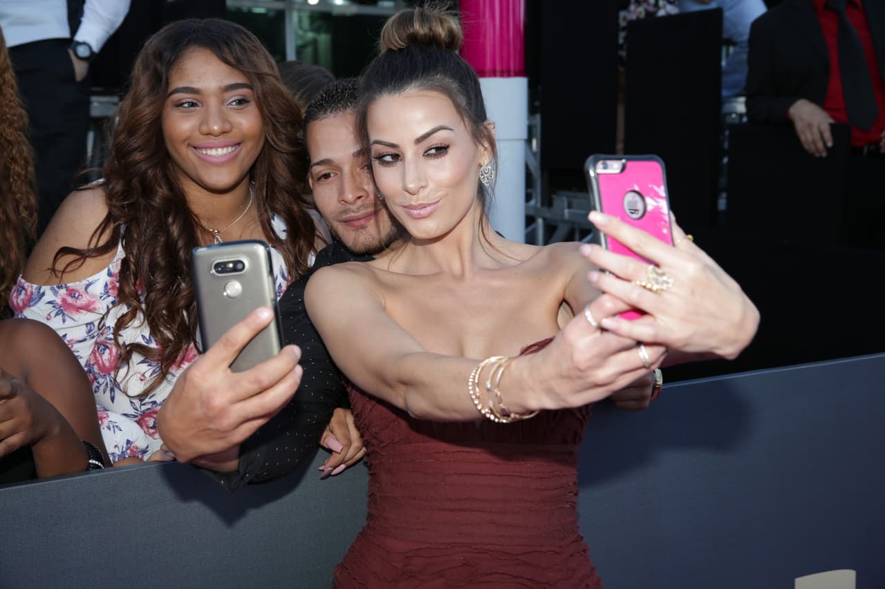 Y aquí te mostramos los espectaculares peinados de cada famosa.