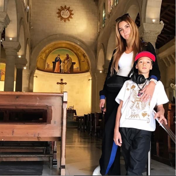 Elizabeth y Christopher de viaje por Israel, mientras la pequeña Kailey compartía momentos con su papá.