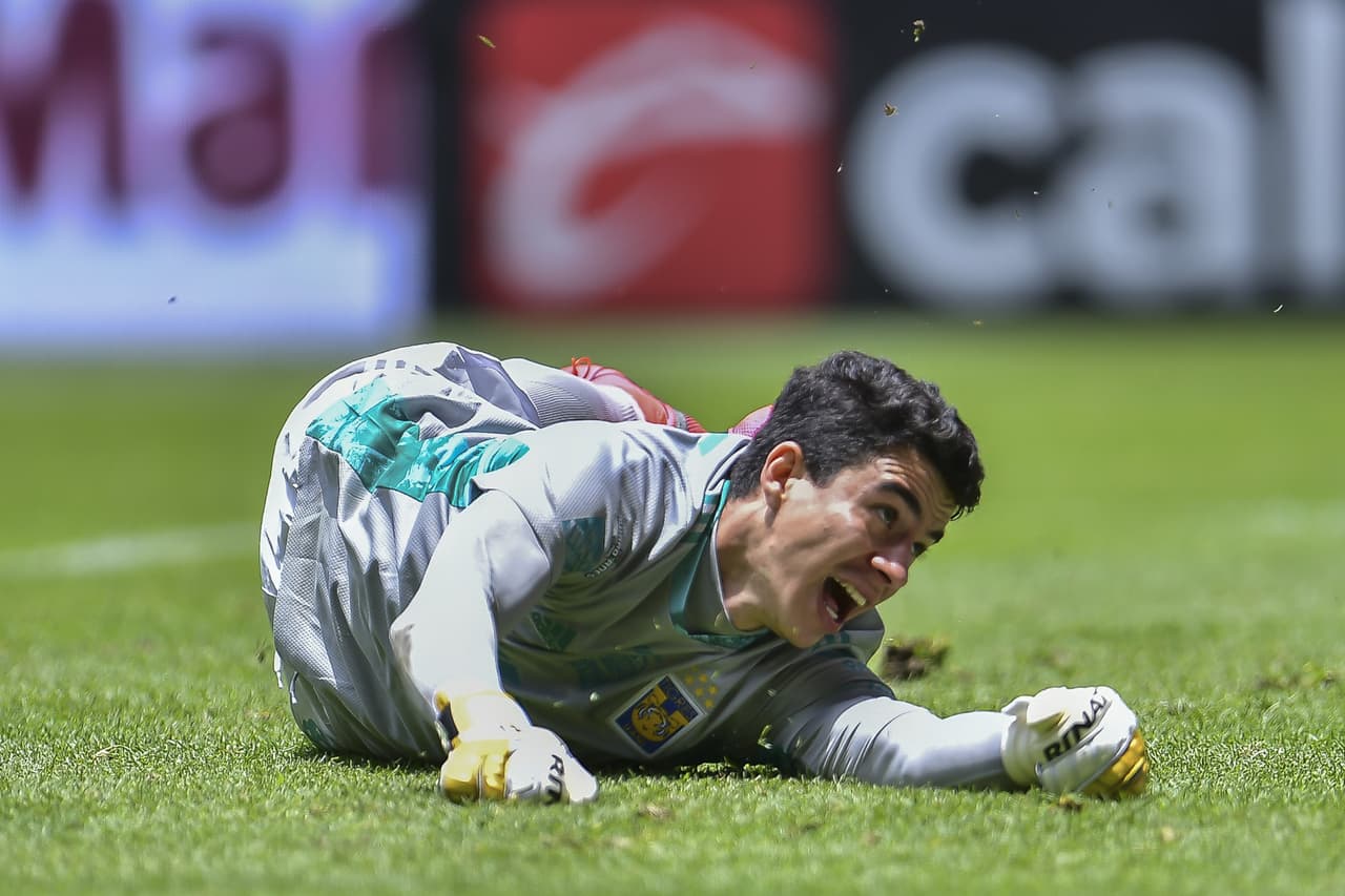Atajada del portero de Tigres durante el encuentro contra Toluca.