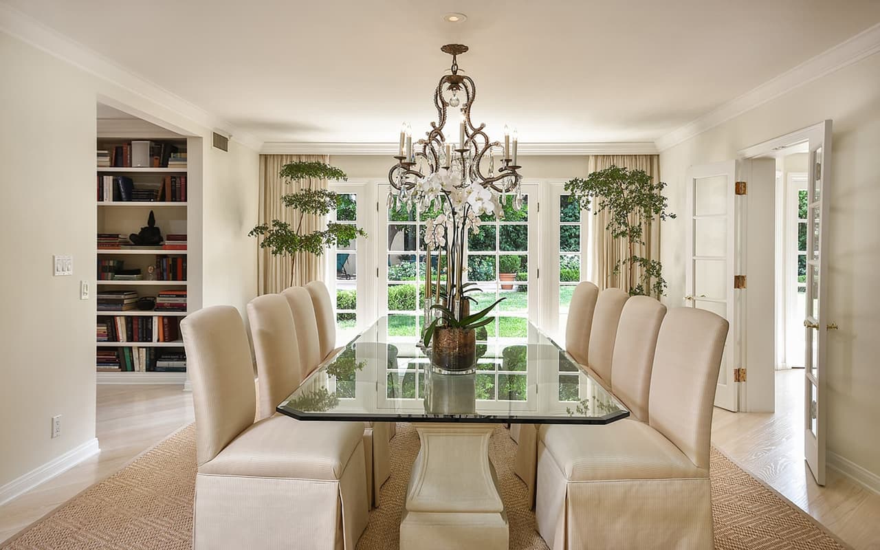 La casa está ubicada en el mismo barrio en el que celebridades como Adele, Ellen Degeneres, Ashton Kutcher y Jennifer Lawrence tienen sus casas.