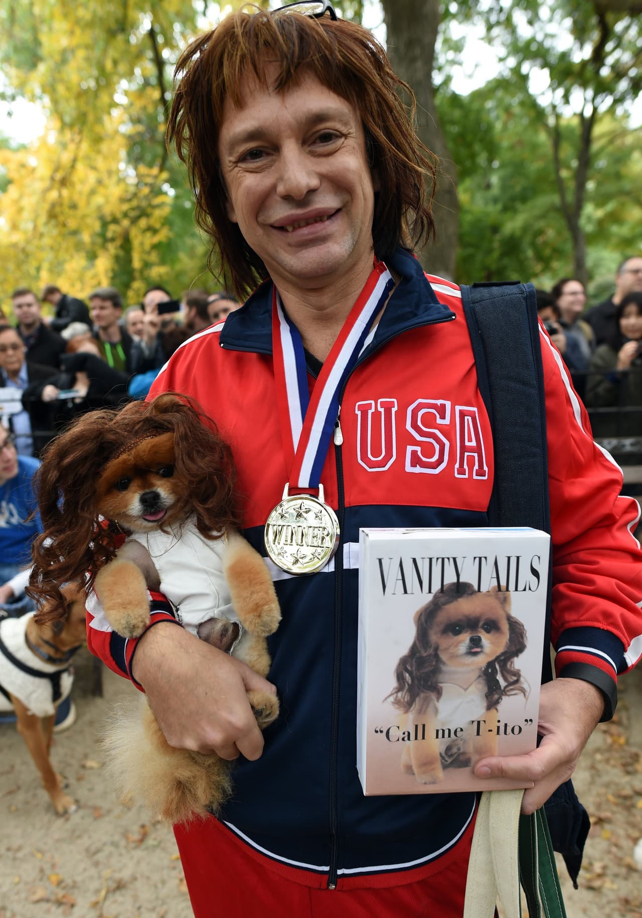 Mira todos los disfraces de las mascotas concursantes y sus dueños entre los que hubo todo tipo de dinosaurios, tal vez aprovechando el reciente estreno de la película 'Jurassic World', o también algunos inspirados en 'Volver al Futuro', además hubo cocodrilos, dragones, personajes de 'El Mago de Oz', 'Los Picapiedra' y hasta algunos perritos disfrazados de Donald Trump.