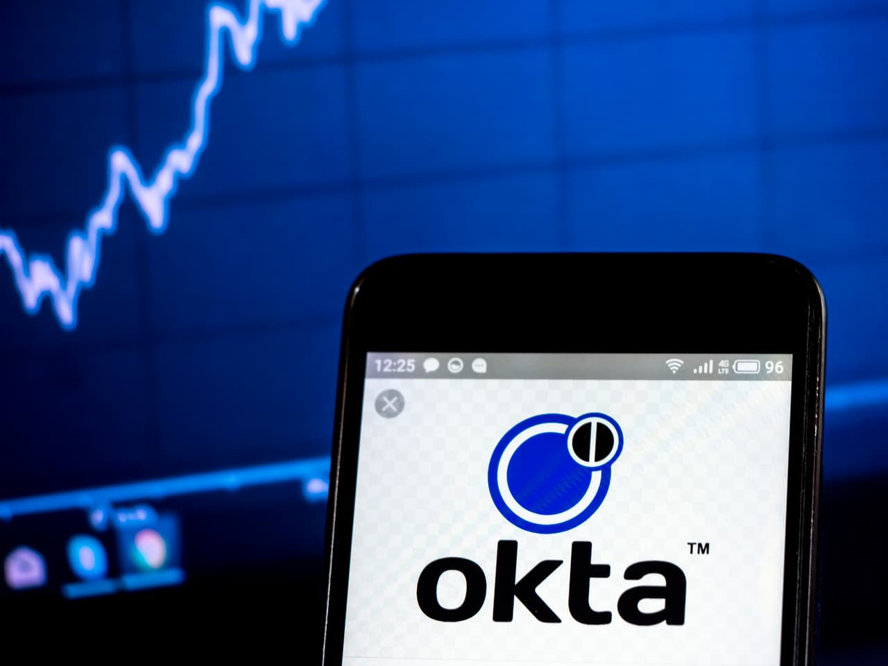 <b>Okta.</b> Esta empresa de software que presta servicios a otros gigantes tecnológicos, espera que hasta el 85% de su fuerza laboral se mantenga de forma remota. Antes de la llegada del covid-19, el 30% de los 2,600 empleados de esta compañía ya trabajaban a distancia. 
<br>