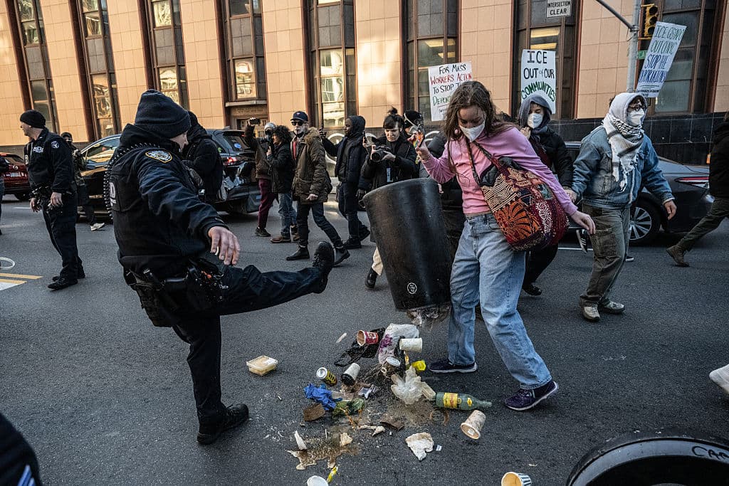 Manifestantes bloquearon un garaje de estacionamiento en Canal Street durante dos horas para impedir una operación de agentes de Inmigración y Aduanas (ICE).