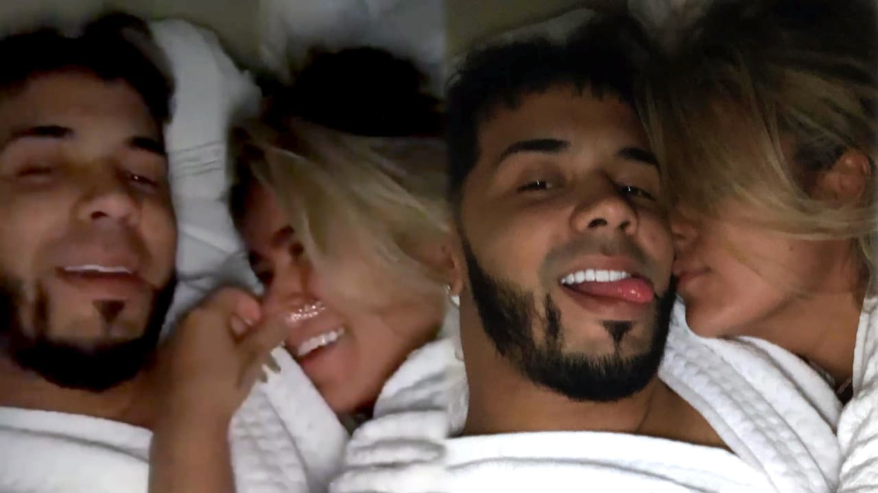 Anuel AA revela que Karol G es alérgica… ¿al agua?