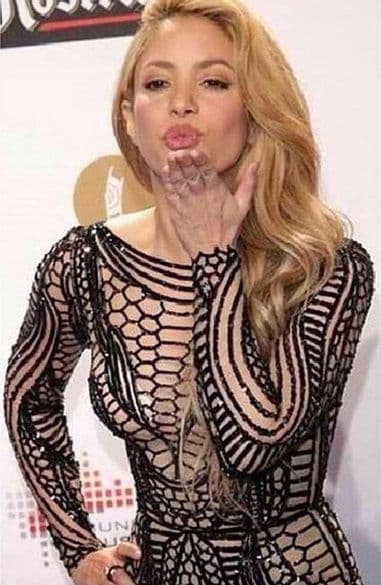 En las alfombras 'Shaki' también nos ha atrapado y siempre luce encantadora, por eso presume estas selfies en sus redes sociales.