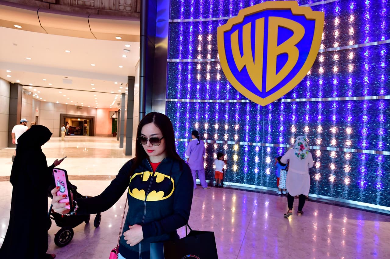 <h2 class="cms-H2-H2">5. Los estudios Warner Brothers cumplen un siglo</h2>
<br>
<br>Los estudios Warner Brothers, también conocidos como Warner Bros., cumplen 100 años este 4 de abril de 2023. El hito será conmemorado con eventos especiales de 
<i>streaming</i>, programación y estrenos, de acuerdo con la revista 
<i>Variety</i>. “El nombre Warner Bros. es sinónimo de entretenimiento y nos sentimos honrados de celebrar el centenario de este icónico estudio y su rica herencia que se remonta a los cuatro hermanos [Albert, Sam, Harry y Jack] que lo fundaron en 1923”, dijo en un comunicado el actual director ejecutivo de Warner Bros. Discovery, David Zaslav.