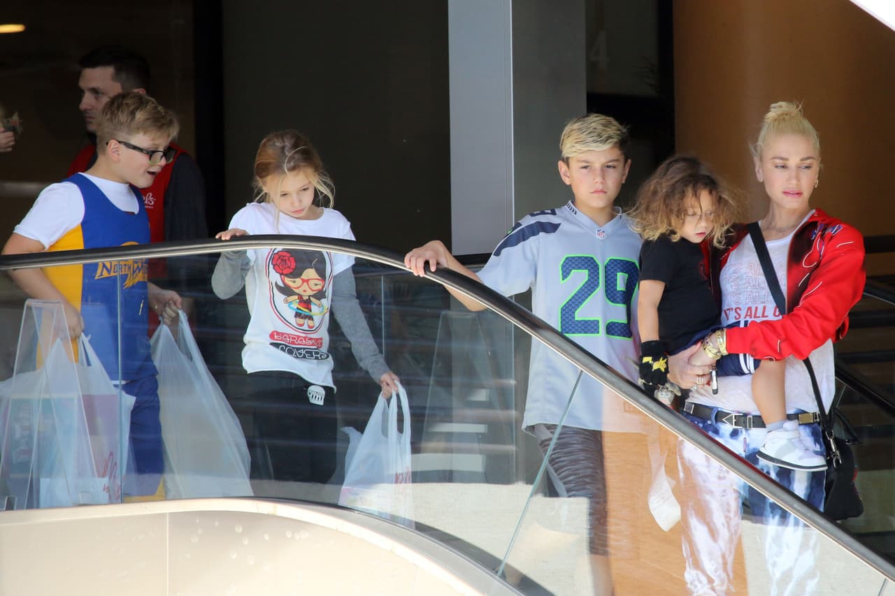 Gwen y sus retoños terminaron de hacer las compras.