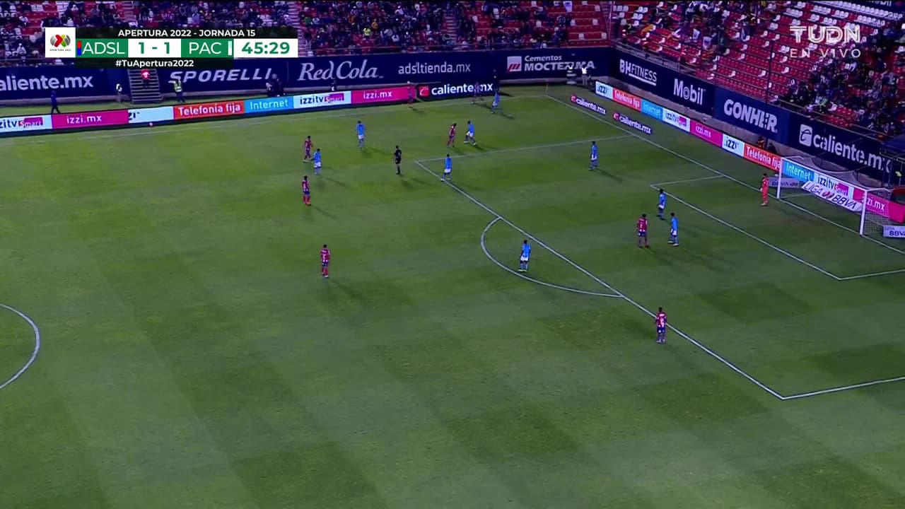 ¡CERCA! Vitinho disparó que se estrella en el poste.