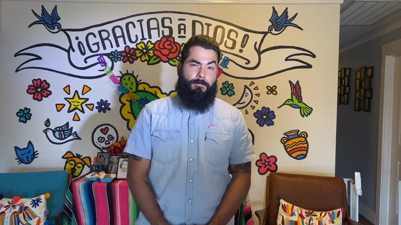 Rubén en la entrada de su vivienda en Gilroy, ciudad ubicada en el norte de California. Aquí podemos ver que su creatividad no solo se desarrolla en sus diseños para los aromatizantes, pero también en las paredes de su casa.