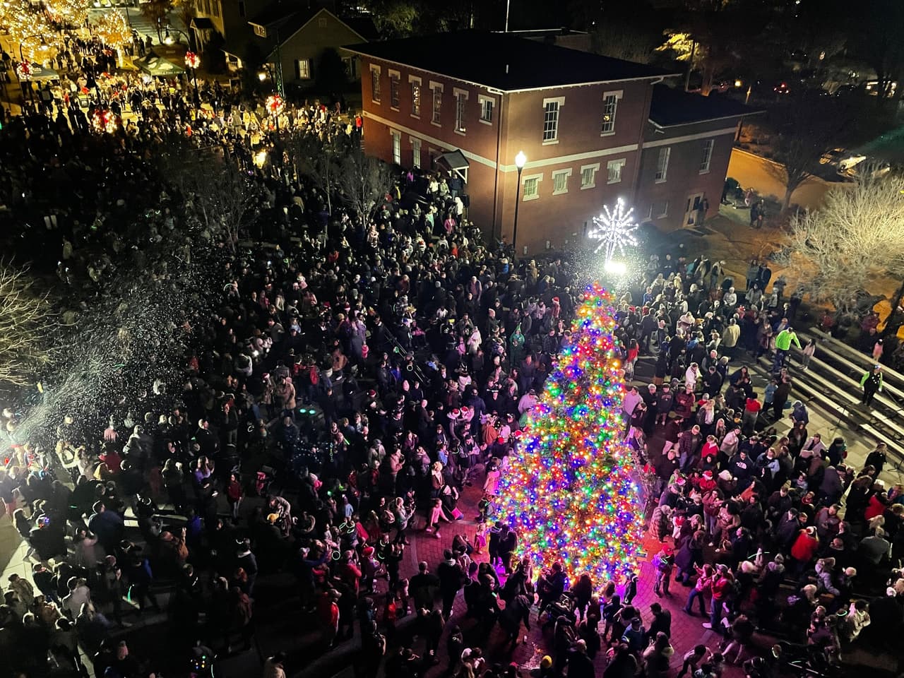 <b>Evento</b>: Lighting of Wake Forest
<br>
<b>Fecha</b>: 1 de diciembre
<br>
<b>Lugar</b>: Centennial Plaza. 301 S. Brooks St. Wake Forest, NC
<br>
<b>Sitio web</b>: 
<a href="https://www.wakeforestnc.gov/meetings-events/lighting-wake-forest">https://www.wakeforestnc.gov/meetings-events/lighting-wake-forest</a>
<br>
<br>Aprovecha la oportunidad de visitar el hermoso centro de Wake Forest para experimentar la belleza de la temporada navideña. Este año, la ceremonia comenzará con actuaciones musicales de grupos locales seguidas del encendido de un árbol de Navidad de 30 pies de altura y la emocionante llegada de Papá Noel en un camión de bomberos de la ciudad.