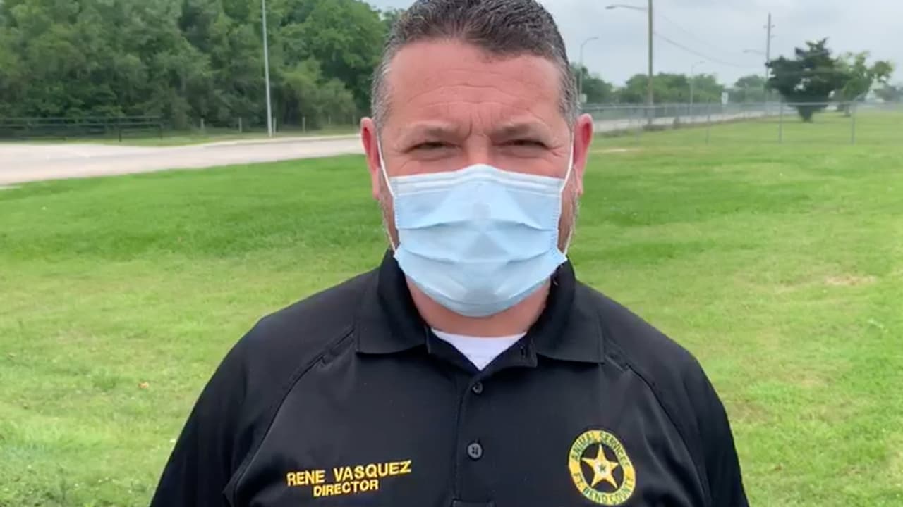 René Vásquez, director del servicio de animales del condado Fort Bend indicó que se atendieron decenas de familias que llegaron al lugar.