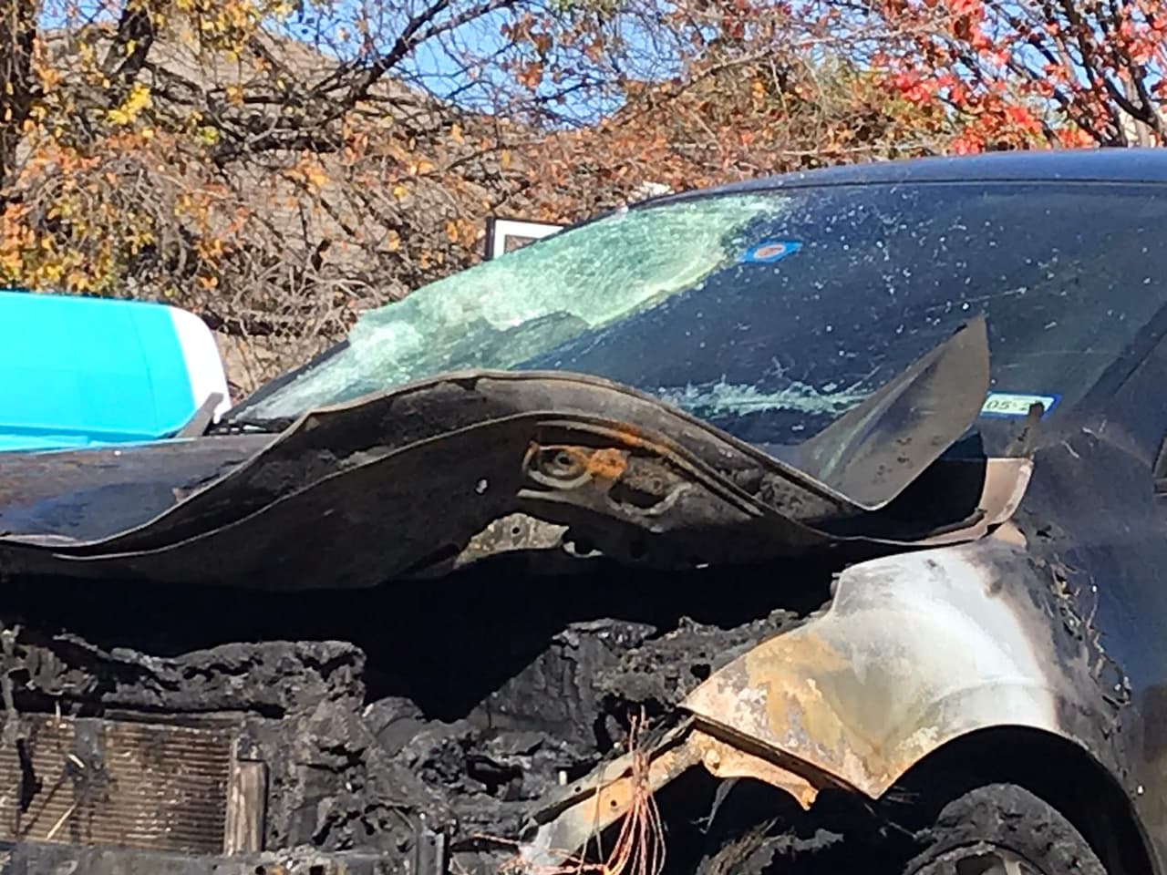 “Mi hijo me despertó por un incendio afuera, salimos, y vimos que ambos autos estaban en llamas, miré afuera y teníamos escrito Trump 2020 en la puerta de nuestro garaje”, dijo el dueño de la casa Charles Crawford. “También teníamos un letrero de Black Lives Matter”, agregó. 
<br>