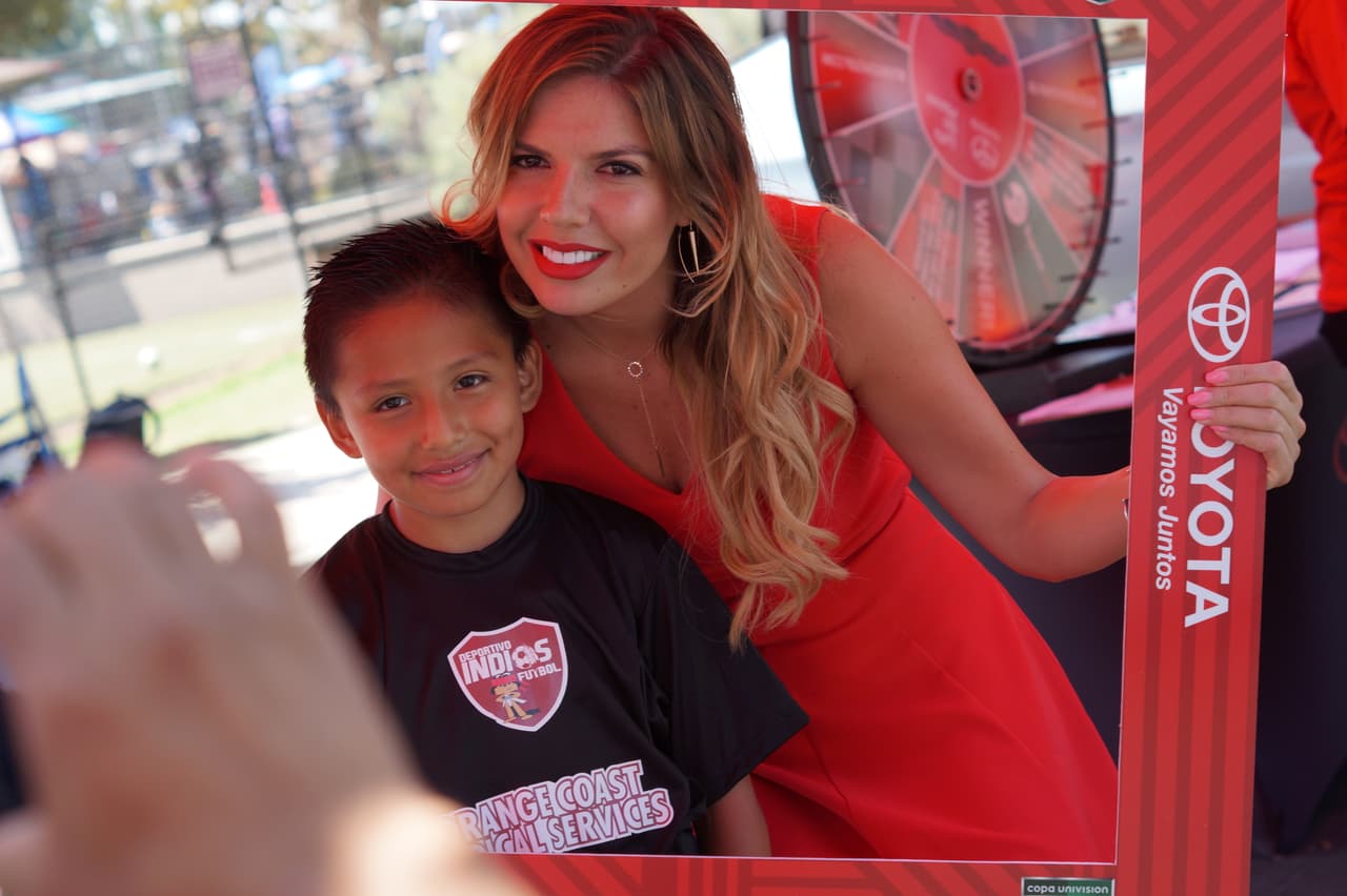 La talentosa presentadora Fernanda Kelly firmó autógrafos y alegró a sus fans con divertidos ‘selfies’.