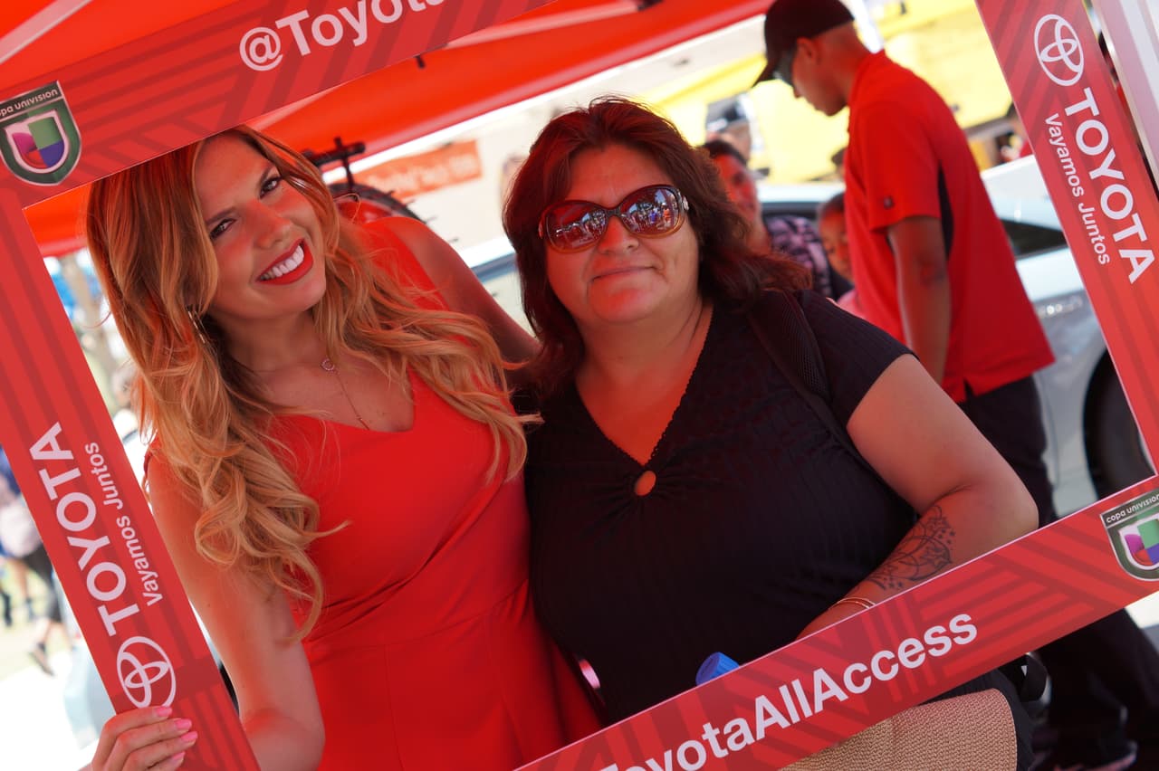 La talentosa presentadora Fernanda Kelly firmó autógrafos y alegró a sus fans con divertidos ‘selfies’.