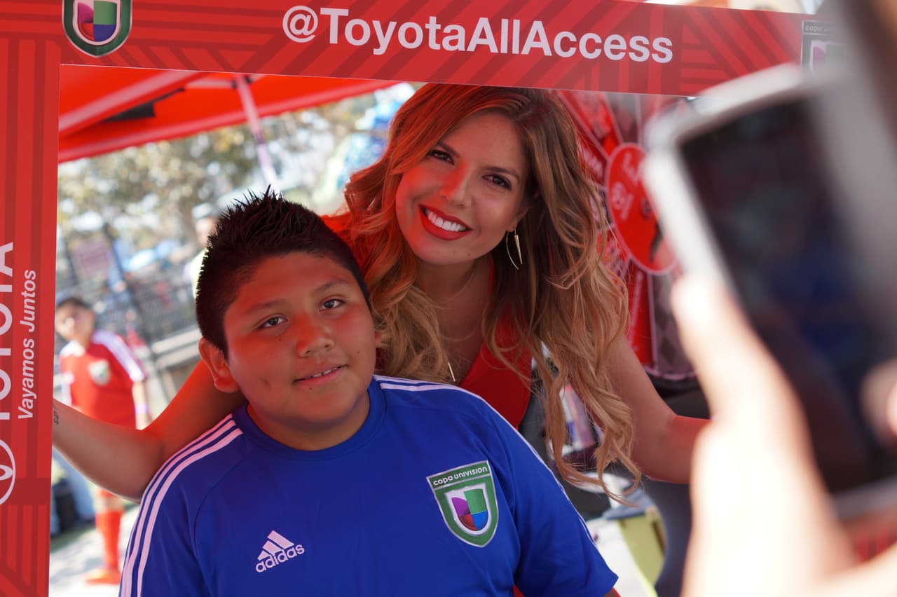 La talentosa presentadora Fernanda Kelly firmó autógrafos y alegró a sus fans con divertidos ‘selfies’.