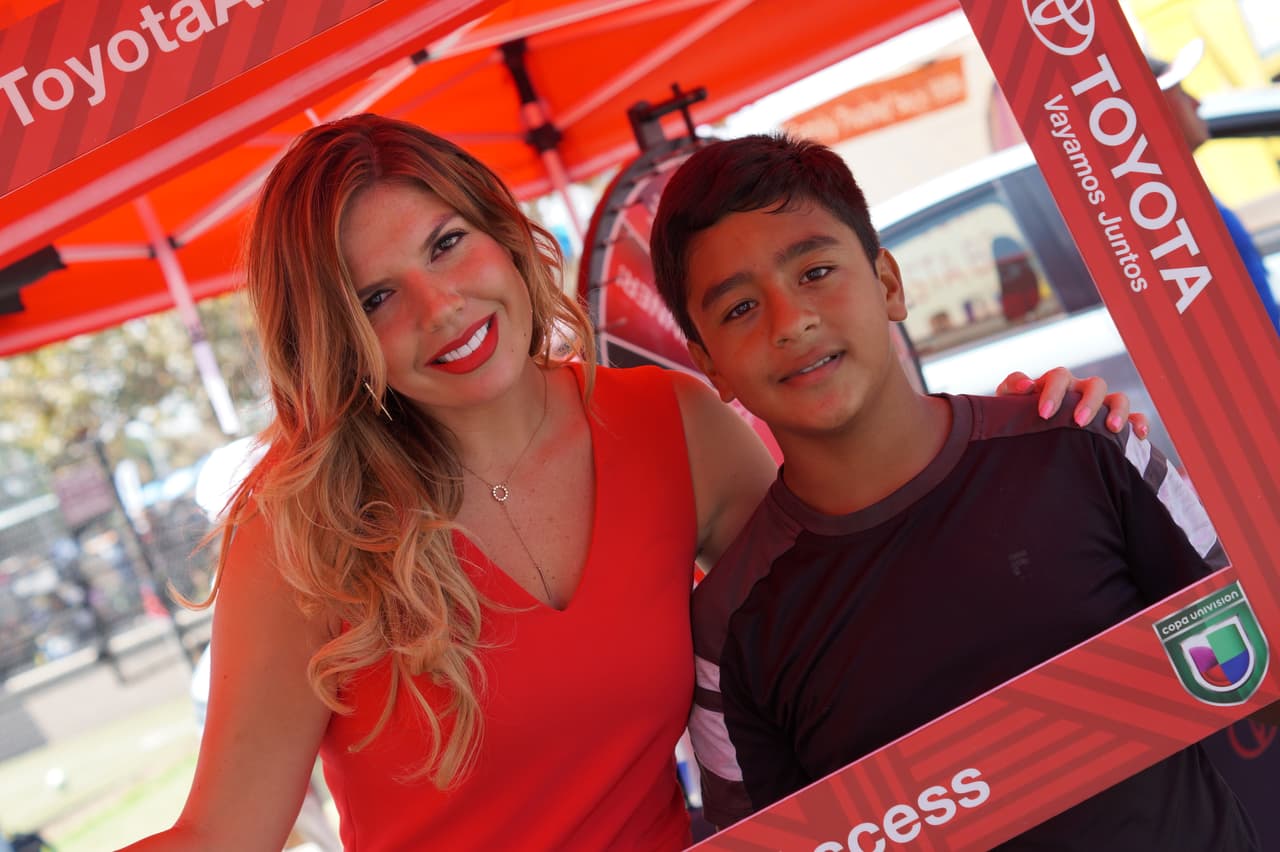 La talentosa presentadora Fernanda Kelly firmó autógrafos y alegró a sus fans con divertidos ‘selfies’.