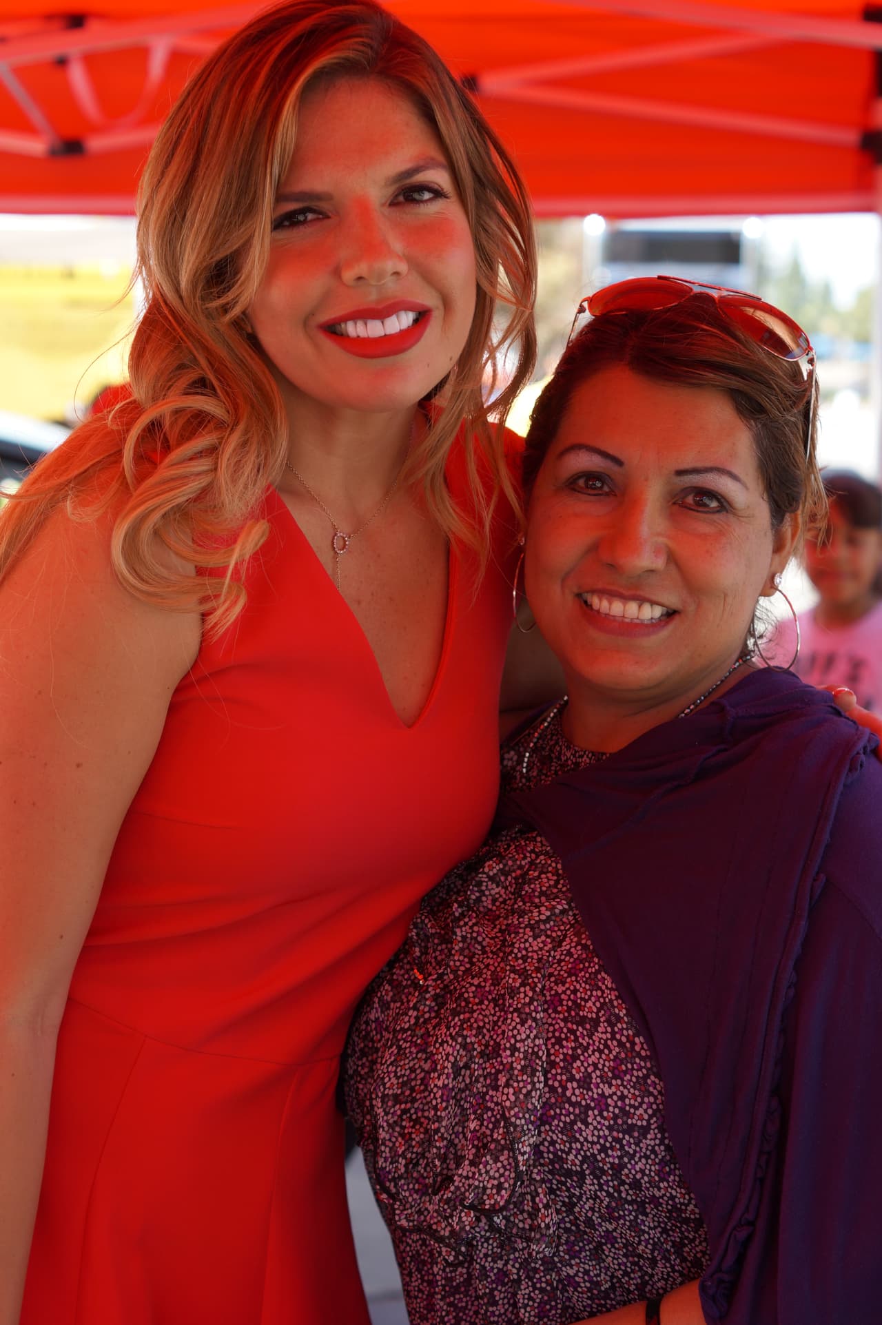 La talentosa presentadora Fernanda Kelly firmó autógrafos y alegró a sus fans con divertidos ‘selfies’.