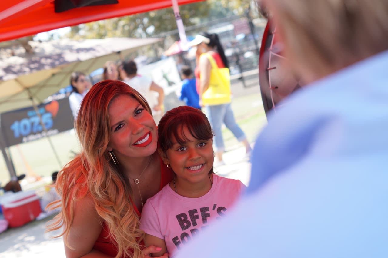 La talentosa presentadora Fernanda Kelly firmó autógrafos y alegró a sus fans con divertidos ‘selfies’.