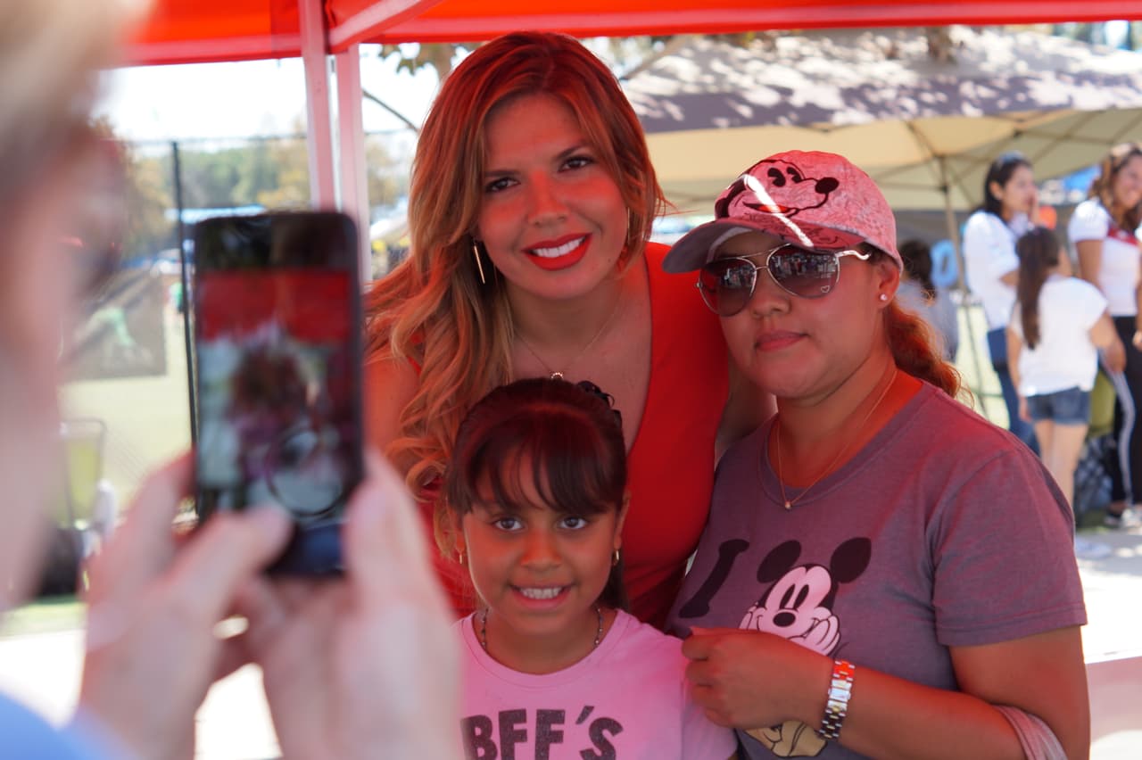 La talentosa presentadora Fernanda Kelly firmó autógrafos y alegró a sus fans con divertidos ‘selfies’.