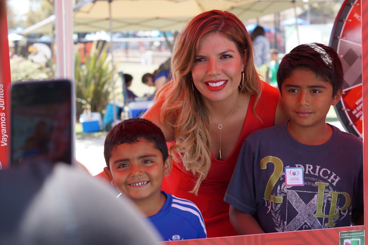 La talentosa presentadora Fernanda Kelly firmó autógrafos y alegró a sus fans con divertidos ‘selfies’.