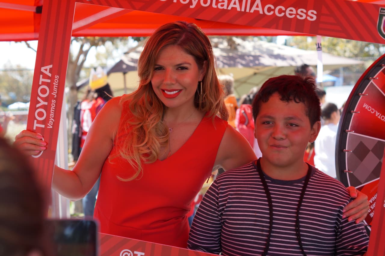 La talentosa presentadora Fernanda Kelly firmó autógrafos y alegró a sus fans con divertidos ‘selfies’.