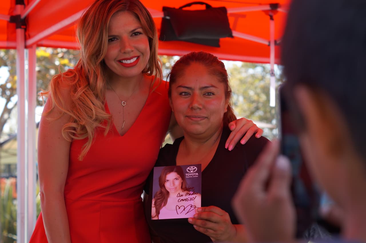 La talentosa presentadora Fernanda Kelly firmó autógrafos y alegró a sus fans con divertidos ‘selfies’.