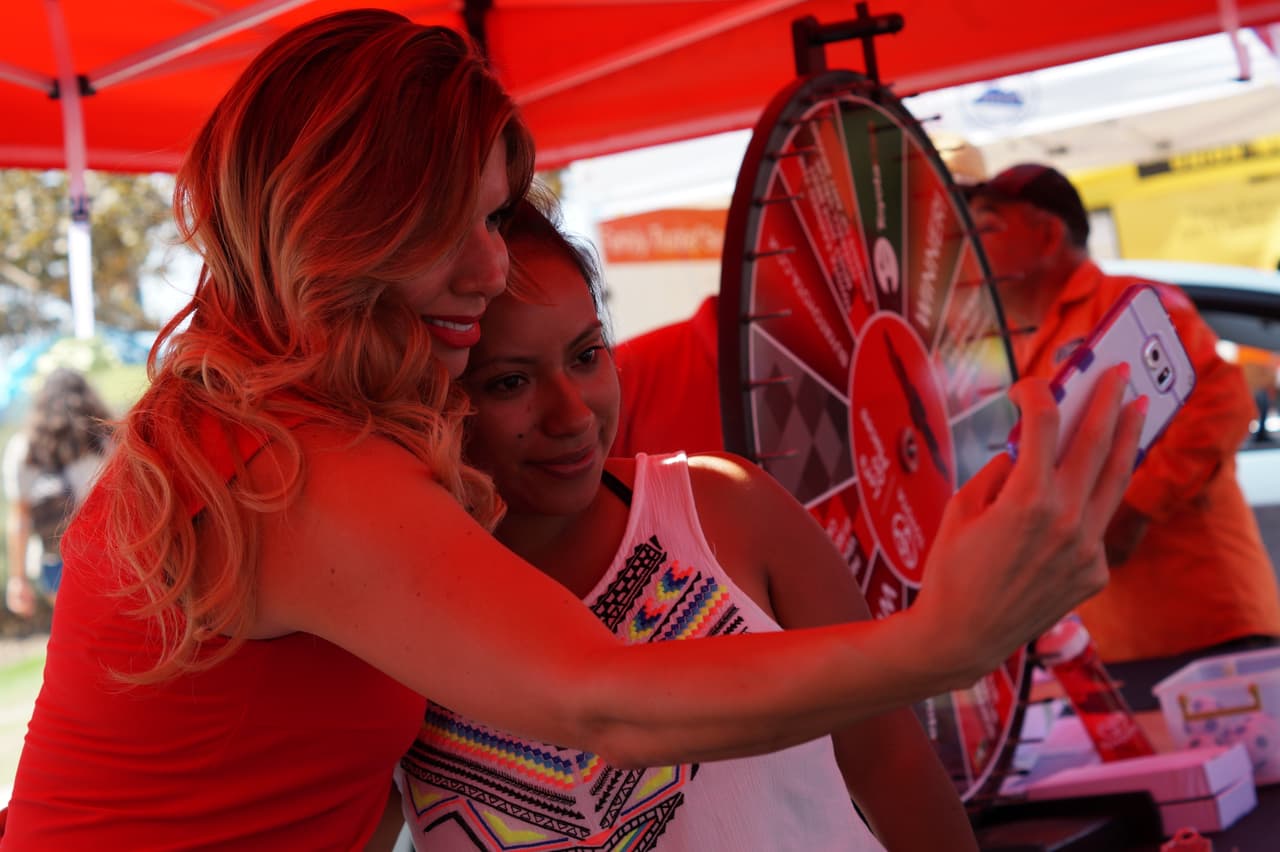 La talentosa presentadora Fernanda Kelly firmó autógrafos y alegró a sus fans con divertidos ‘selfies’.