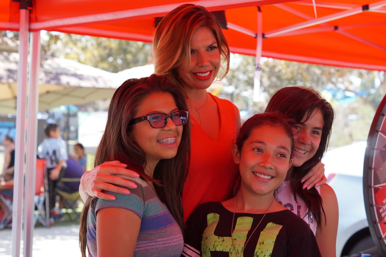 La talentosa presentadora Fernanda Kelly firmó autógrafos y alegró a sus fans con divertidos ‘selfies’.