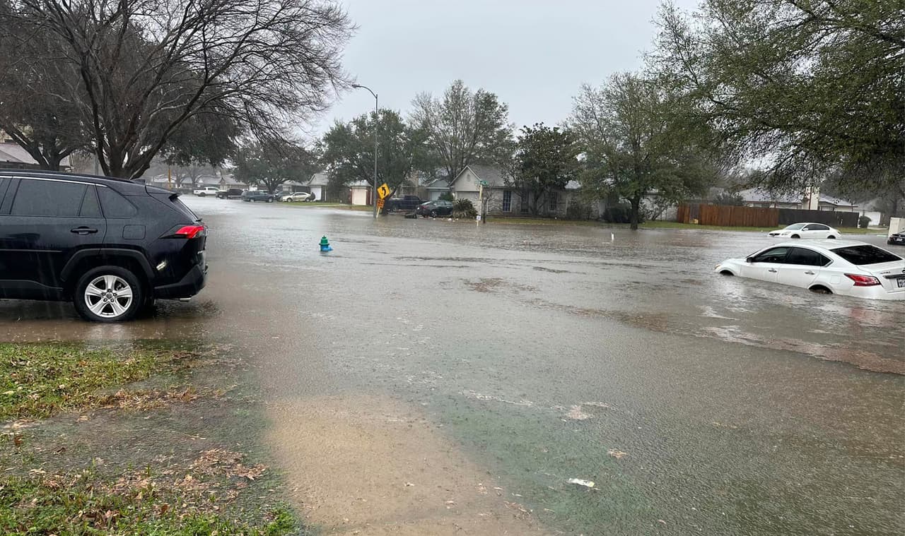Vecindarios de Cypress quedaron bajo aguas después del paso de las tormentas.