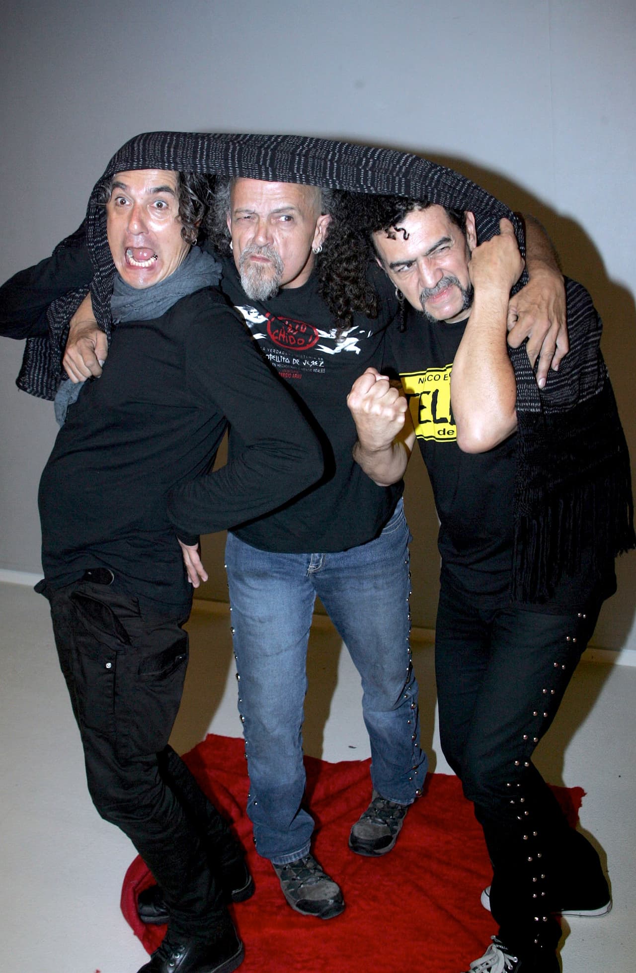 "Principalmente deseamos reflexionar sobre los instrumentos mediáticos, plataformas y redes sociales en su papel de foros de denuncia de agresores sexuales. Reconocemos que, hoy por hoy,
<b> <a href="https://www.univision.com/noticias/trending/las-consecuencias-del-movimiento-metoomx-en-la-vida-real-a-dos-semanas-de-su-estallido-virtual">el anonimato de las víctimas es</a></b> un recurso que las protege de nuevas agresiones y revictimizaciones. Somos conscientes que el aparato de impartición de justicia es deficiente, misógino y no ha funcionado a favor de las afectadas, sino al contrario".