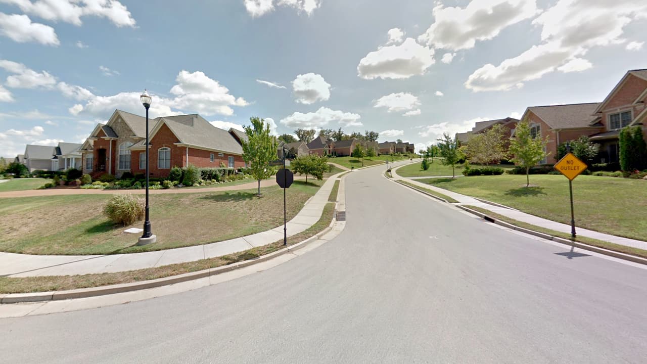 <b>Tennessee: Brentwood. – Obtuvo 62.17 de 100 puntos dentro de las mejores ciudades de clase media para vivir.</b> Ubicada a solo 12 millas al sur de Nashville, Brentwood ofrece una vida suburbana con una gran cantidad de comodidades. Igualmente, cuenta con enormes parques con zonas deportivas. Aunque el costo de vida es más alto que el promedio, las oportunidades laborales en la zona son amplias. 
<br>