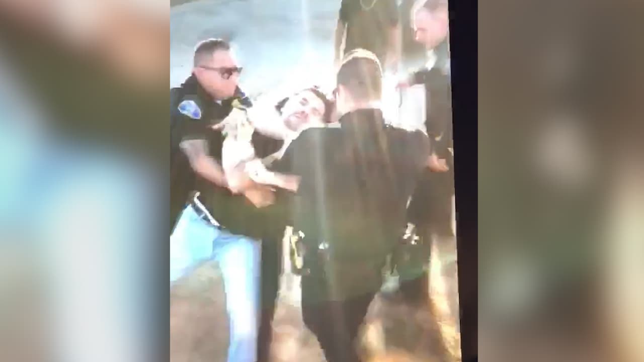 Video revela violento arresto de joven hispano de California en manos de agentes policiales
