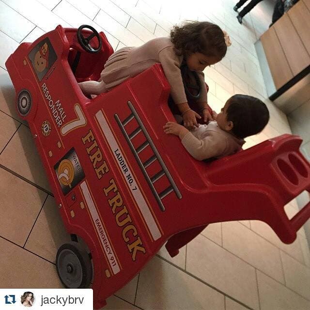 Desde pequeñas se nota que Mini Jacky y Carolina serán unas hermanas muy unidas. ¡Se quieren mucho!