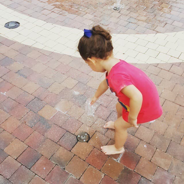 ¡Está fascinada con ella!