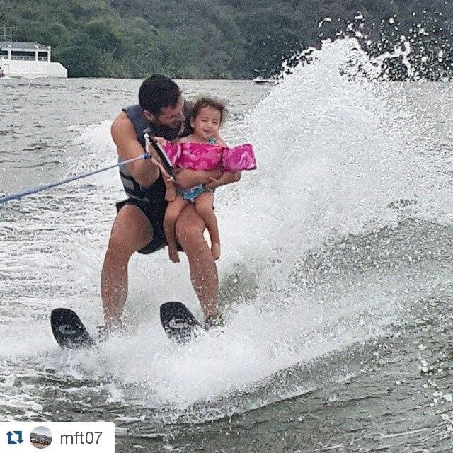 ¡Martín no quiere despegarse ni un momento de ellas!