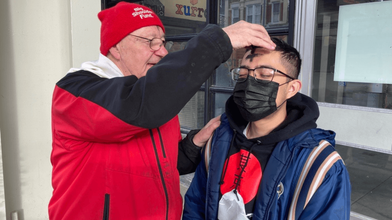 Según la tradición, el Miércoles de Ceniza marca el inicio de la Cuaresma, periodo que los fieles dedican a meditar y ayunar de cara a La Pascua.