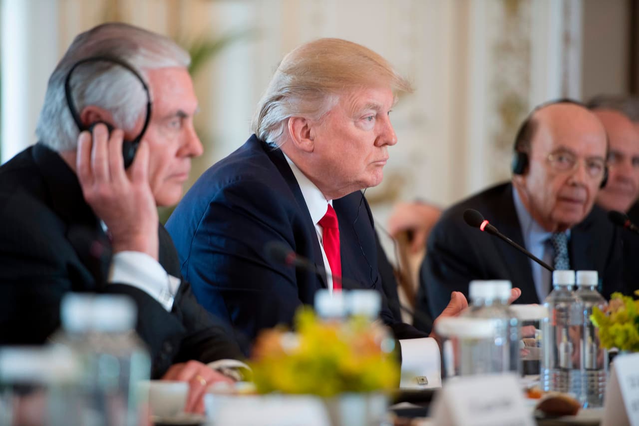 <b>7 de abril. </b>El día después del bombardeo estadoundense contra un aeropuerto militar en Siria en represalia por un supuesto ataque con armas químicas, Trump continuó su reunión con el presidente de China Xi Jinping su resort de Mar-a-lago y no habló del tema con la prensa.