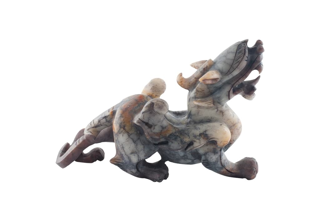 Así que además de aportar protección, buena suerte y paz, fomenta las cosas buenas y la nobleza del alma. Es por esto que es bastante recurrido como amuleto en la tradición china, algo que podemos retomar para evocar su simbolismo de nobleza, poder y gran fuerza.