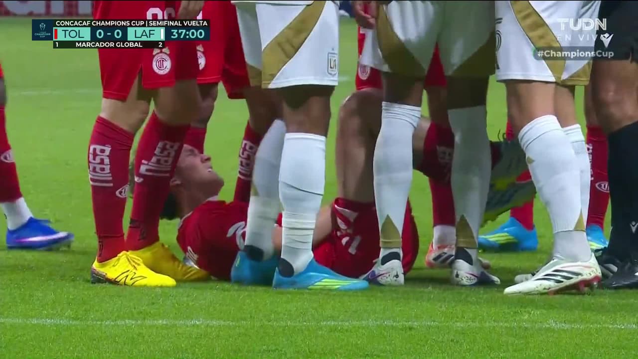 ¡En la rodilla no! Marcel Ruiz recibe falta en su articulación